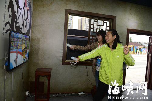青运广场上搭建20间创意屋　汉服美女展示茶文化