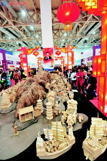 文展会特色展位销售异常火爆 潍坊市民逛展热情(图1)