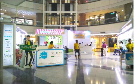 宾格瑞受邀参与“韩国乳制品展览会”(图3) 严控产品质量,造福子孙后代。近年来,随着国内牛奶不合格事件的大量曝光,牛奶安全问题也一直成为家长所关心的问题,因此越来越多的中国妈妈选择国外的乳制品。然而到底什么类型的牛奶更符合中国宝宝的健康成长呢?韩国与中国本乃一衣带水、隔海相望的邻居。同为东亚国家,所以更加符合东方人的体质特征。并且韩国牛奶把卫生放在了首位,在韩国只要出现卫生问题的牛奶就立即下架停止销售。