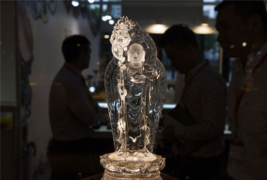 2016上海国际珠宝首饰展 奇珍异宝汇聚(图7) 2016年5月5日,上海。2016上海国际珠宝首饰展览会,在上海世博展览馆开幕。据悉,2015年,我国黄金珠宝首饰业终端零售超过了5000亿人民币,呈现增长势头。本届展览吸引了国内外优质珠宝商齐聚申城,为时尚之都献上一场珠宝界的视觉狂欢,规模创历年之最。市民可以领略最前沿的国际珠宝流行趋势,欣赏最罕见的世界收藏级珠宝。