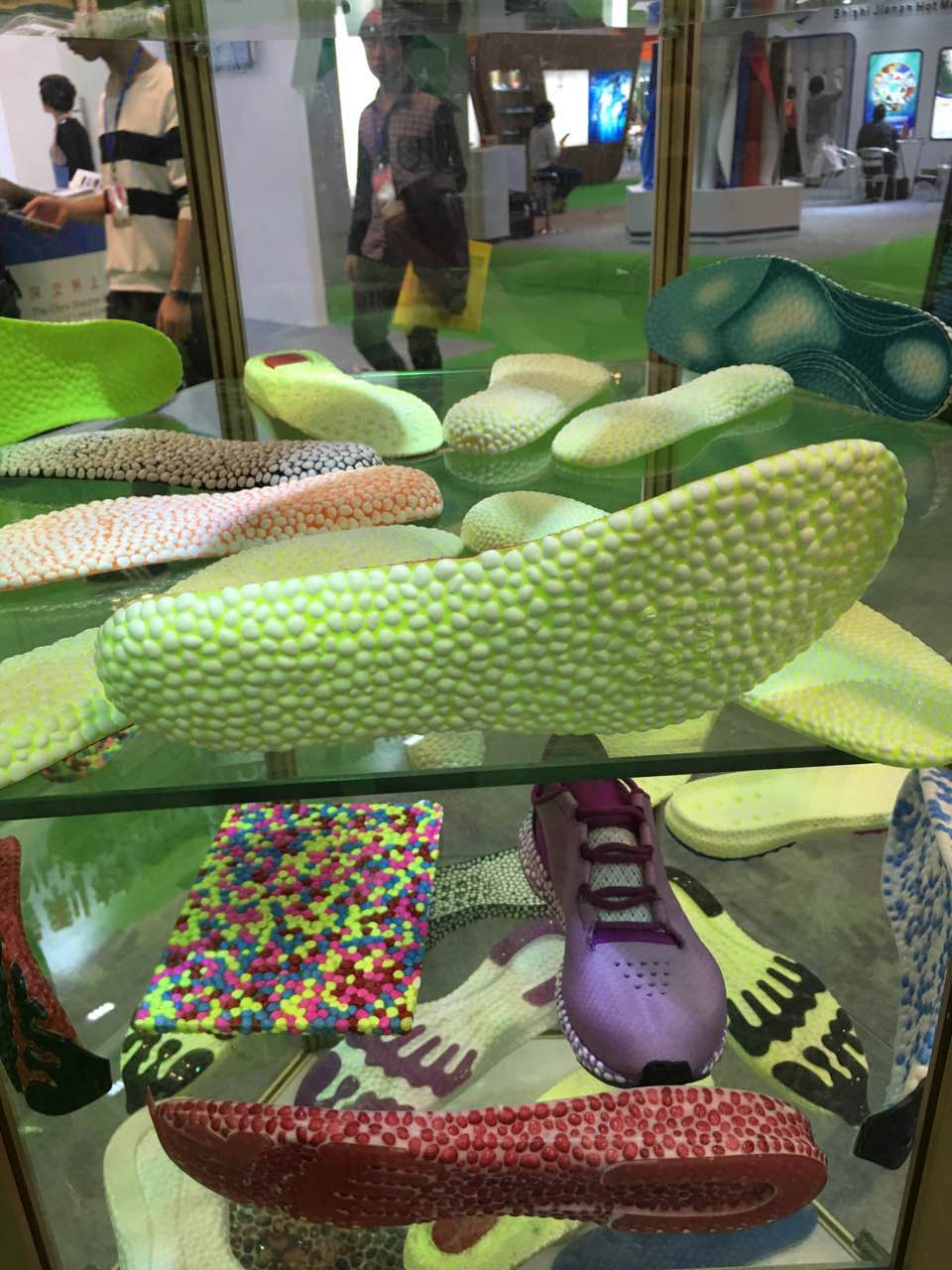 瑞展鞋材世界范围内首创多彩爆米花(图3)