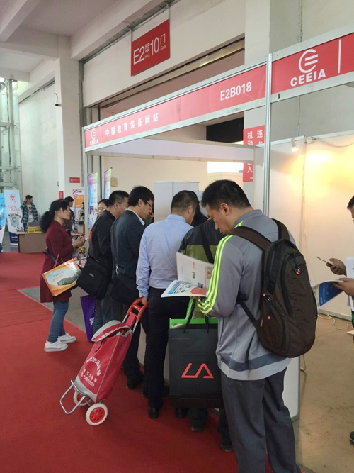 携带方便内容丰富获好评 展会特刊改版(图2)