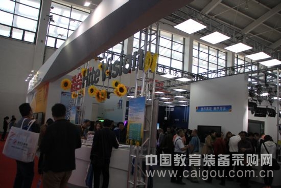 鸿合连续合作签约仪式火爆普教展(图1)