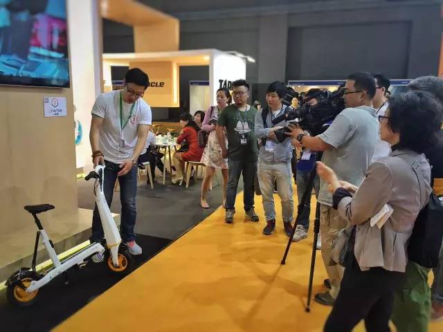 微电折叠车亮相国际自行车展 一英里携光环(图2)