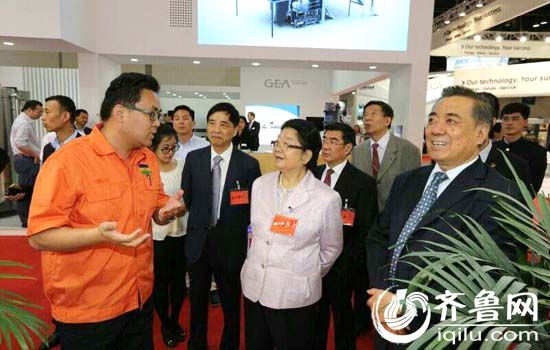 2  第十届全国人大副委员长顾秀莲、原中石化联合会会长李勇武等领导莅临鲁西集团展位现场