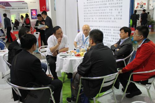 天天在线董事长贺锦伟向教育行业专家领导做产品介绍_副本