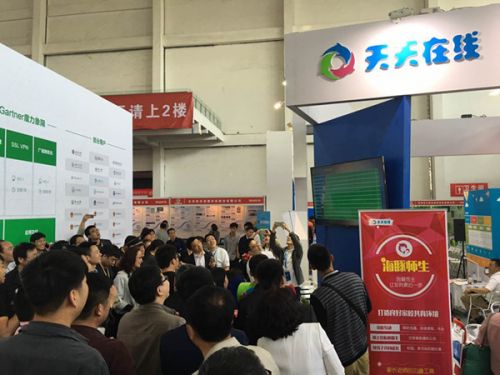 天天在线展会现场产品体验场面火爆_副本
