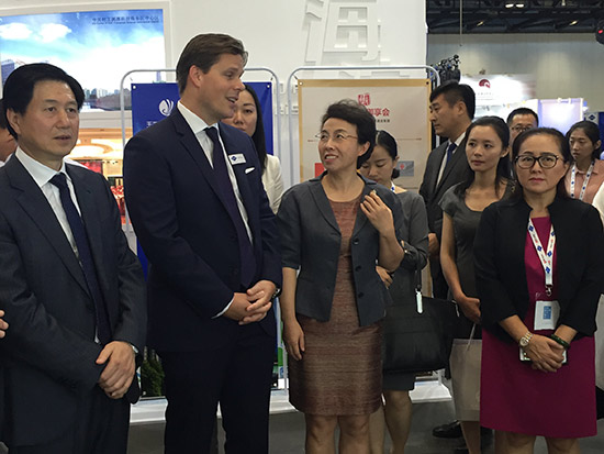 　北京市副市长程红与-展旅游展览集团尼克·皮尔姆总经理一同参观展览。　